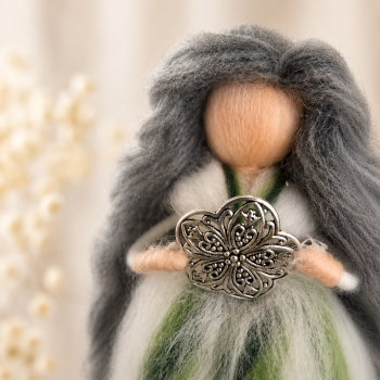 Preview: Blütenelfe im Silberglanz - gefilzte Elfe mit filigranem Blütenamulett