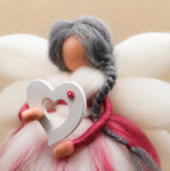 Preview: Engel der sanften Herzenswärme - Engel gefilzt mit kleinem Holzherz und Glitzerscheinchen