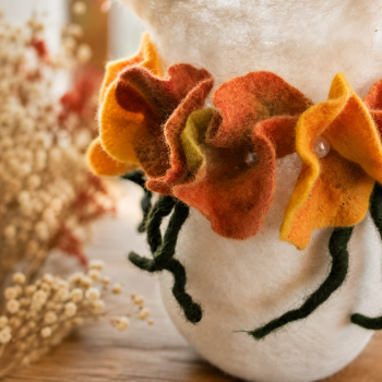 Preview: Handgefilztes Windlicht mit filigraner Blumenranke – liebevoll dekoriertes Unikat