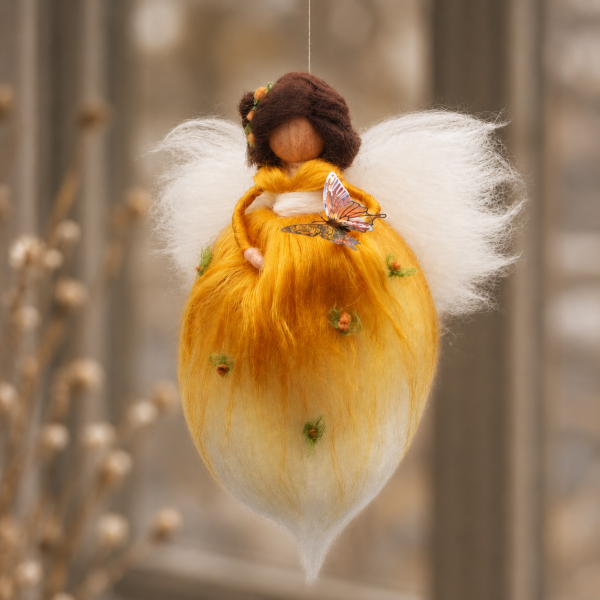 Elfe des leuchtenden Neubeginns - gefilzte Elfe mit Schmetterling und Blumen